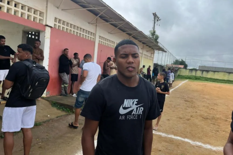 Futebol | Solidariedade | Jogador feirense Jonatas Santos brilha nos Emirados Árabes e promove jogo beneficente em Jaíba