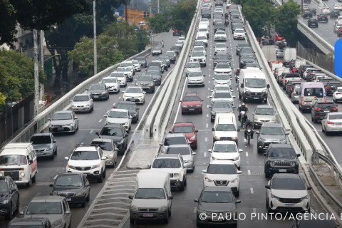 IBGE | Transporte | Mais de 30% dos brasileiros usam carro próprio para ir ao trabalho