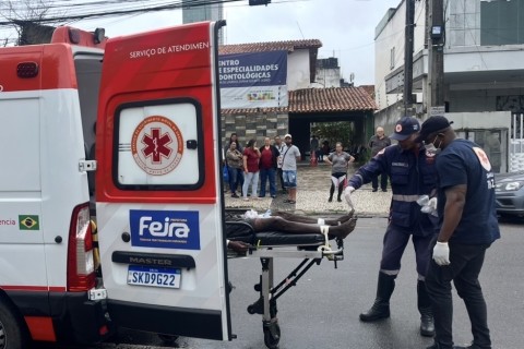 Espancamento | Polícia Militar  | Homem em situação de rua é encontrado ferido após possível espancamento no centro de Feira de Santana