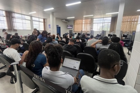 Título de eleitor | Prazo final| Último dia de regularização do título leva centenas ao TRE em Feira de Santana