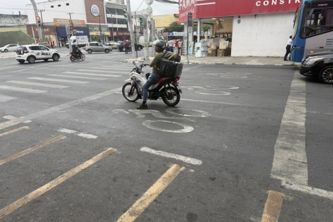 Trânsito | Motociclistas | FAIXA DE ESPERA EXCLUSIVA PARA MOTOS COMPLETA 30 DIAS EM FEIRA DE SANTANA E TERÁ EXPANSÃO