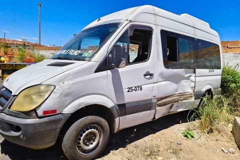 Feira de Santana | Transporte clandestino | SMT retira de circulação veículo deteriorado usado no transporte clandestino em Feira de Santana