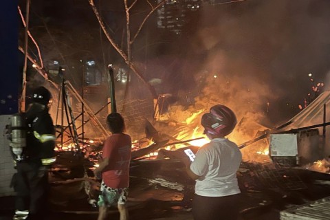Incêndio na Estação Nova | Prejuízo aos comerciantes | Incêndio destrói barracas e causa grande prejuízo na Feirinha da Estação Nova, em Feira de Santana