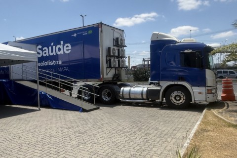 SUS | Cardiologia | Carreta de cardiologia atende até 60 pacientes por dia no estacionamento da Policlínica Regional de Feira de Santana