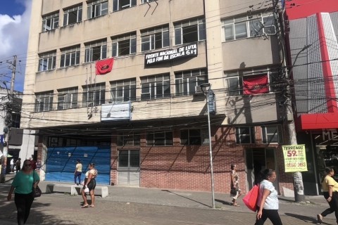 Ocupação urbana | Déficit habitacional | Ocupação de prédio do INSS em Feira de Santana reúne mais de 100 famílias