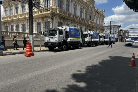 Coleta de lixo | Sustentare | Sustentare renova frota e entrega novo caminhão para coleta de lixo em Feira de Santana