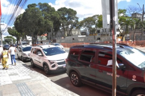 Vistoria de táxis | Mobilidade urbana | Vistoria de táxis é suspensa em Feira de Santana para ampliar debate sobre exigência de curso obrigatório
