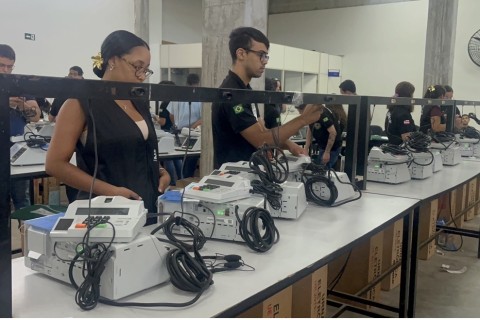 Urnas Eletrônicas | Eleições 2026 | Mais de 1,2 mil urnas passam por preparação para as eleições em Feira de Santana