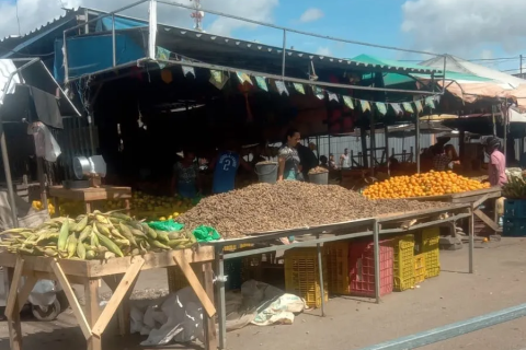 Economia | São João 2025 | Consumidores reclamam de preços altos nas comidas típicas na véspera do São João em Feira de Santana