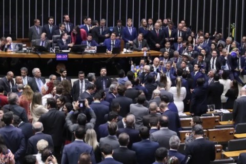 Política | Anistia a golpistas | Câmara aprova urgência para projeto de anistia a golpistas