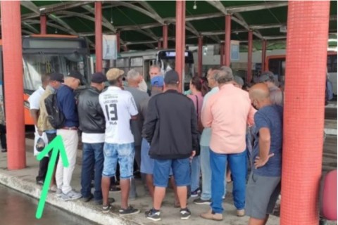 Feira de Santana | Paralisação | Ex-funcionários de empresas de transporte adiam protesto por causa da chuva e marcam nova mobilização para quarta-feira (16)