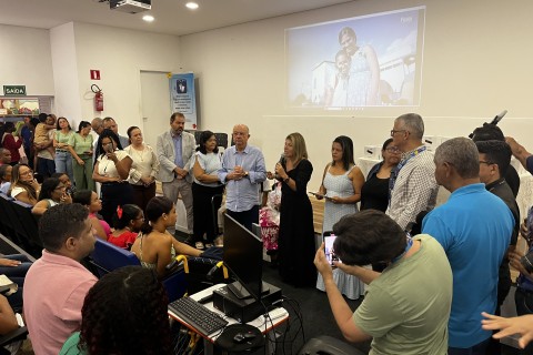 Tecnologia assistiva | Inclusão social | Feira de Santana entrega óculos inteligentes a alunos com deficiência visual