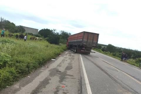 Polícia / Acidente / Três pessoas morrem e duas ficam feridas em grave acidente entre carro e caminhão na BR-324, em Riachão do Jacuípe
