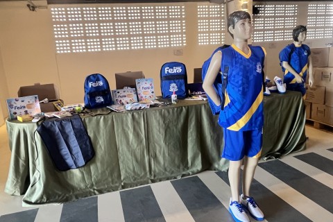 Feira de Santana | Educação | Prefeitura de Feira de Santana inicia distribuição de fardamento completo e material escolar para 2026