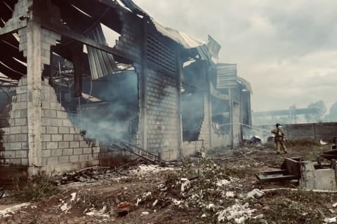 Incêndio industrial | Feira de Santana | Incêndio atinge fábrica de papel no CIS e mobiliza força-tarefa em Feira de Santana