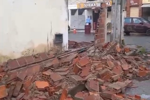 Feira de Santana: SEDUR derruba muros de residência e família denuncia abuso de autoridade