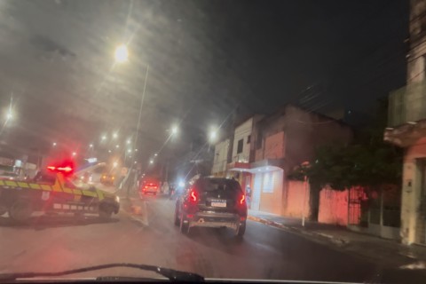 Trânsito | Via interditada | Veículo quebra e interdita viaduto da João Durval na noite deste domingo em Feira de Santana