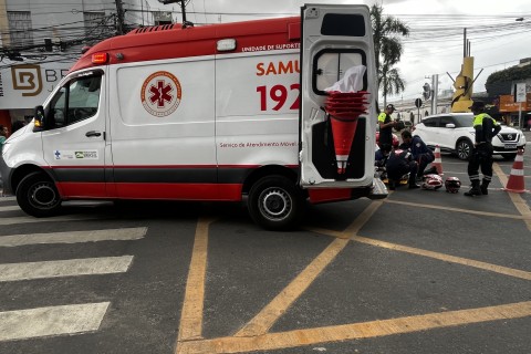 Acidente de trânsito | Moto | Mulher fica ferida em acidente de moto no centro de Feira de Santana