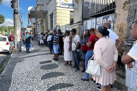 Brasil / INSS / Aposentados enfrentam longas filas nos Correios de Feira de Santana para reaver descontos indevidos do INSS