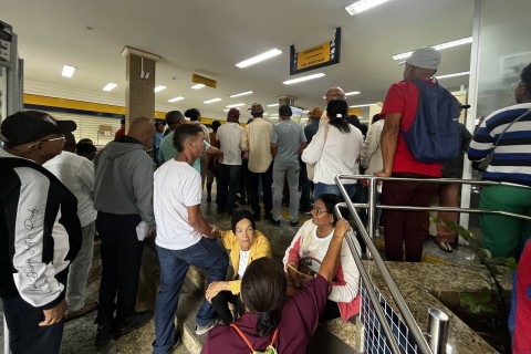 Pendências do INSS | Atendimento dos Correios | Pensionistas enfrentam filas, demora e humilhação para resolver pendências do INSS em Feira de Santana