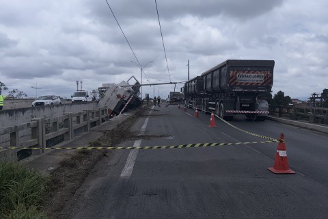 Acidente anel de contorno | Viaduto do Tomba | PRF detalha acidente com caminhão-tanque no viaduto do Tomba e explica operação que durou quase sete horas
