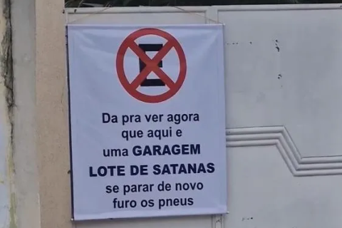Feira de Santana / Aviso / Aviso inusitado de proibição de estacionamento viraliza em Feira de Santana: “Lote de Satanás!”