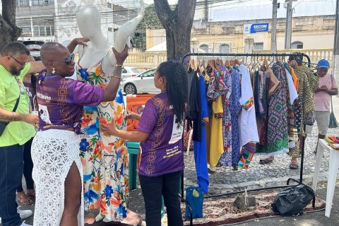 Novembro Negro | Artezanafro 2025 | Centro de Feira de Santana tem sábado cheio com compras, música e celebrações do Novembro Negro