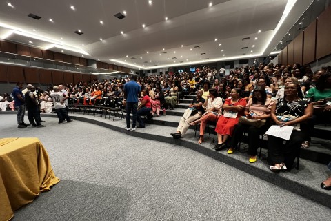 Educação | Cuidadores escolares | Feira de Santana formaliza contratação de cuidadores para alunos com deficiência