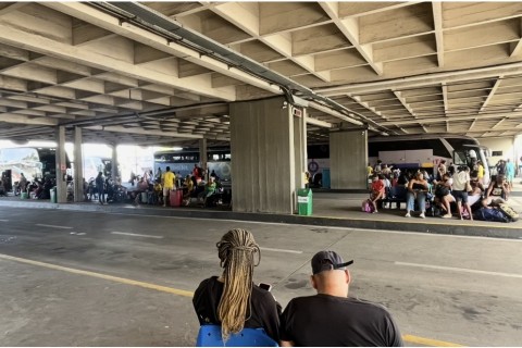 Rodoviária de Feira de Santana | Taxistas | Retorno do São João movimenta Rodoviária de Feira, mas taxistas relatam impacto da concorrência com aplicativos