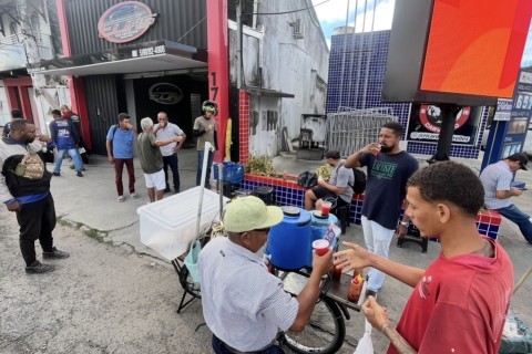 Alimentação de rua | Feira de Santana | Lanche de bicicleta segue conquistando trabalhadores em Feira de Santana mesmo com alta da alimentação saudável