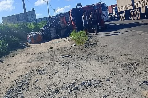 Acidente | BR-324 | Caminhão tomba na BR-324 em Feira de Santana e causa alerta no trânsito