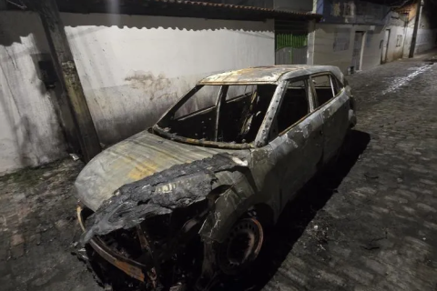 Polícia / Fogo / Carro pega fogo em Feira de Santana