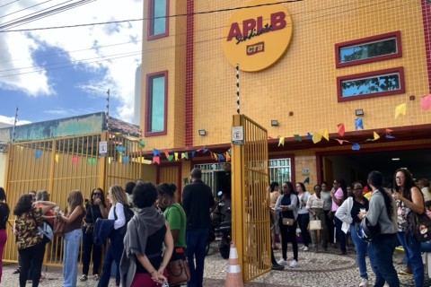 Educação | Paralisação | Professores paralisam atividades e cobram cumprimento de acordo da Prefeitura em Feira de Santana