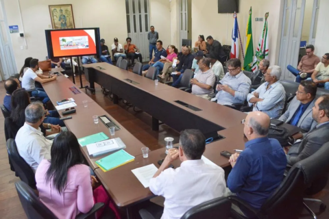 Feira de Santana | Mobilidade Urbana | Feira de Santana lança programa “Adote um Abrigo” para modernizar pontos de ônibus  Primeiros sete abrigos serão implantados em áreas estratégicas do centro da cidade, com apoio da iniciativa privada  O prefeito José Ronaldo de Carvalho lançou, nesta terça-feira (2), o programa Adote um Abrigo, que prevê a imp