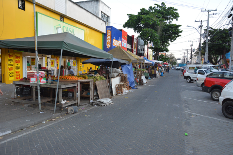 Barracas Municipais | Feirantes | Prefeitura de Feira de Santana atende pedido de feirantes e acrescenta baú nas barracas
