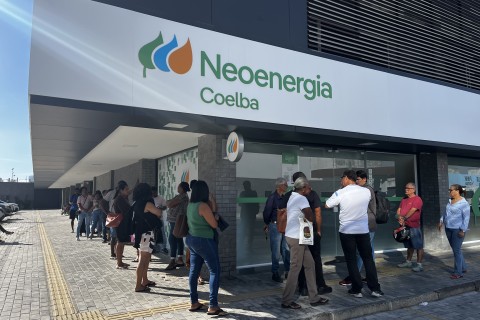 Feira de Santana / Neoenergia Coelba / Moradores de Feira de Santana reclamam do atendimento na agência da Coelba