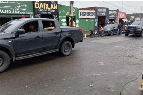 Feira de Santana | Desmonte legal | Operação na Rua de Aurora orienta comerciantes sobre nova lei que regula desmontes de veículos