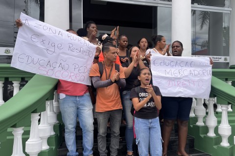 Educação | Protesto | Alunos ficam sem aula por falta de professores e protestam na Câmara Municipal