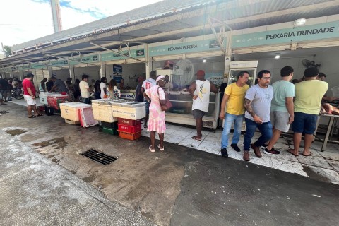 Quaresma | Centro de Abastecimento | Procura por peixe e ingredientes do caruru cresce na Quarta-Feira de Cinzas em Feira de Santana