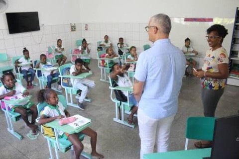 Educação municipal | Professores REDA | Educação em Feira de Santana recebe críticas, mas secretário afirma que problemas estão sendo resolvidos