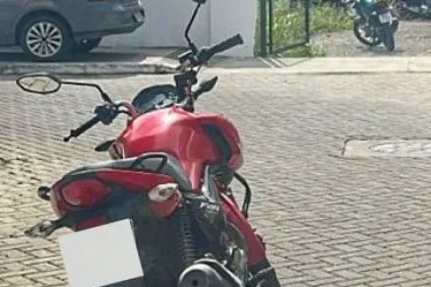 Polícia / Bahia / Motocicleta roubada é recuperada em Feira de Santana