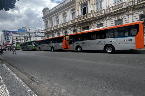Feira de Santana | Transporte público | Prefeitura de Feira reforça transporte coletivo na região da Artêmia Pires com cinco novos ônibus