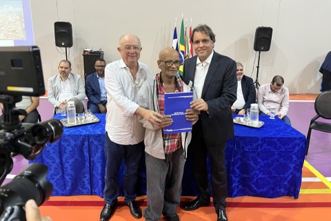 Habitação | Regularização fundiária |  Prefeitura entrega escrituras registradas e garante segurança jurídica a famílias da Lagoa Salgada