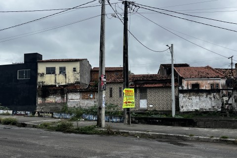 Fiscalização urbana | Poluição visual | Feira de Santana intensifica operação para remover banners irregulares e combater poluição visual
