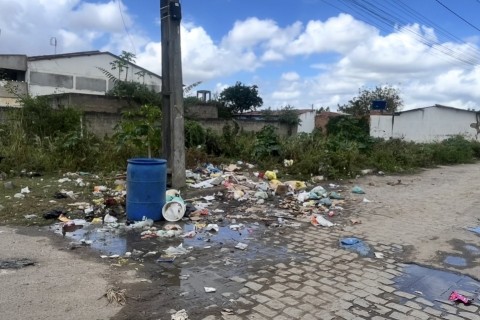 Limpeza pública | Descarte irregular | Descarte irregular de entulho é principal desafio da limpeza pública em Feira de Santana