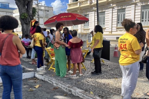APLB Feira | Educação | APLB cobra cumprimento de acordo judicial e mães protestam contra exoneração de diretora em Feira de Santana