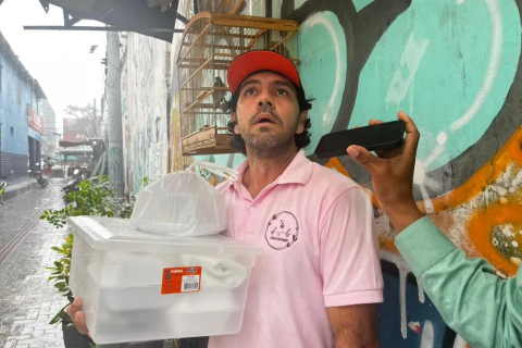 Economia / Empreendedorismo /  Superação e empreendedorismo: Adriano troca a topografia pelo comércio de doces em Feira de Santana