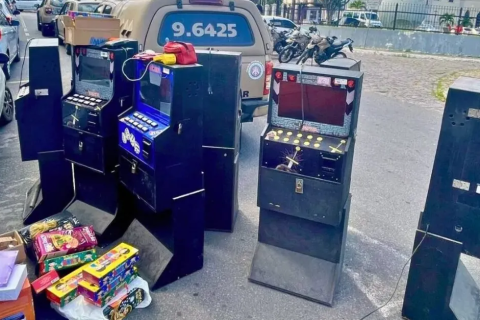 Feira de Santana | Operação Força Total | Polícia Militar apreende máquinas caça-níqueis e fogos de artifício no centro de Feira de Santana