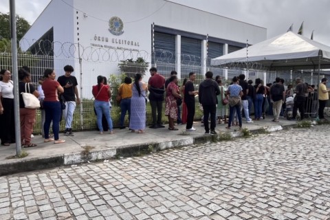 Princípio de confusão, filas e denúncias marcam atendimento no Fórum Eleitoral de Feira de Santana