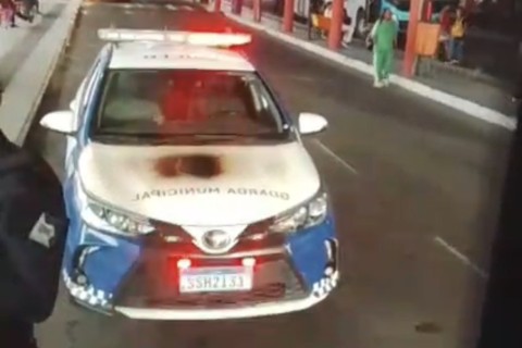 Feira de Santana | TFD | Paciente é retirada de veículo do TFD pela Guarda Municipal antes de viagem para Salvador em Feira de Santana